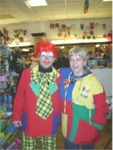  Elise met een collega in de Fopshop 